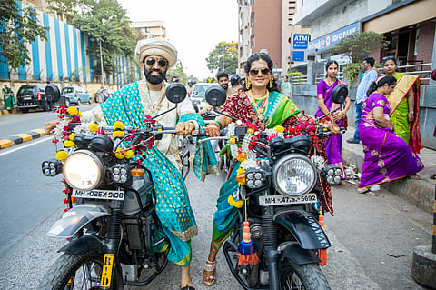 वधू-वराचा ७००० किलोमीटरचा प्रवास; अन् नंतर बाईकवरून लग्नमंडपात झोकात एन्ट्री, पहा व्हिडिओ