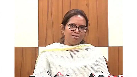 वर्षा गायकवाड : शिक्षकांच्या गोंधळामुळे शिक्षणमंत्र्यांनी आढावा बैठक गुंडाळली; निवेदनांचा पाऊस