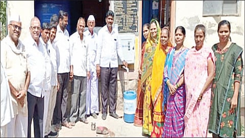 वावी : शुद्ध व थंड पाण्याच्या एटीएम सेवेच्या प्रारंभाप्रसंगी डॉ. कमलाकर कपोते, रामनाथ कर्पे, सरपंच प्रशांत कर्पे, उपसरपंच साधना घेगडमल, विजय काटे आदी.