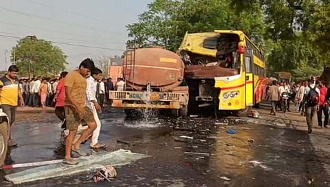 वाशिम : ट्रॅव्हल-टँकरची समोरासमोर धडक, भीषण अपघातात ३ ठार, ८ जखमी