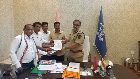 अर्ज देताना युवा स्वाभिमानीचे पदाधिकारी