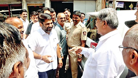 सतेज पाटील आणि चंद्रकांत पाटील बिंदू चौकात नाही तर भेटले ‘या’ गल्लीत, सोशल मीडियावर जोरदार चर्चा