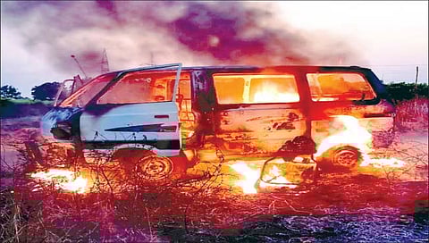 सांगली : सावळज रस्त्यावर बर्निंग कारचा थरार