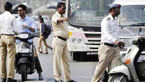 सातारा : ट्राफिक पोलिसांनी लावला ७ हजारांचा दंड; दुचाकीचालकाकडून रस्त्यातच आत्महत्येचा प्रयत्न