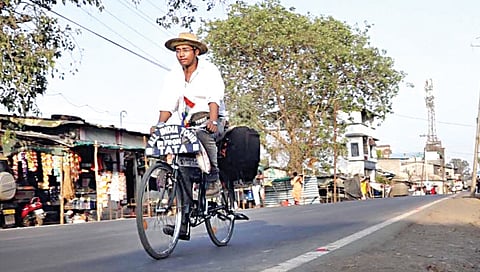 शांततेच्या संदेशासाठी रणरणत्या उन्हात तरुणाची सायकलस्वारी