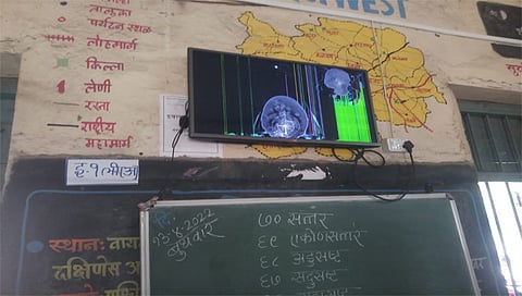 सिडको : विल्होळी प्राथमिक शाळेत टवाळखोरांनी शाळेतील फोडलेला एलसीडी. www.pudhari.news