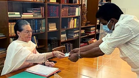 के. सी. वेणुगोपाल यांनी सोनिया गांधींना डिजिटल ओळखपत्र देताना