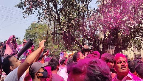 कोल्हापूर : पालकमंत्र्यांचे अजिंक्यतारा कार्यालय गुलालाने न्हाले !