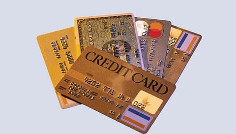 क्रेडिट कार्डचा वापर करताय? क्रेडिट लिमिटबाबत ही काळजी घ्या