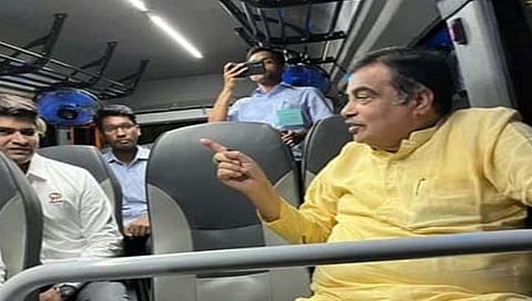 सोलापूर : प्रिसिजन ग्रुपच्या इलेक्ट्रिक बसमधून केंद्रीय मंत्री गडकरींची सफर