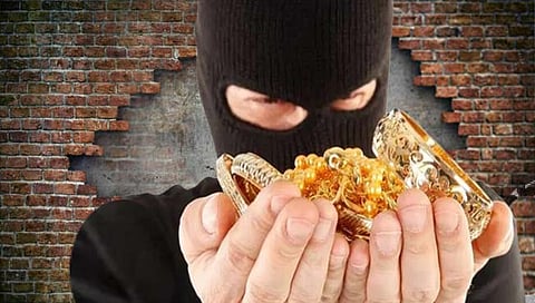 खोटे सोने देऊन दहा लाखांना गंडा; पत्नीसह मुलाविरोधात गुन्हा दाखल