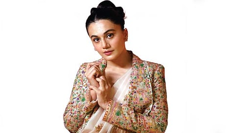 तापसीच्या साडीवर लांबलचक कोट!