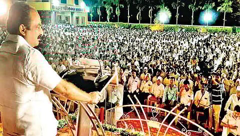 वाई येथील किसनवीर कारखाना सभासदांच्या भव्य सभेत बोलताना आ. मकरंद पाटील.