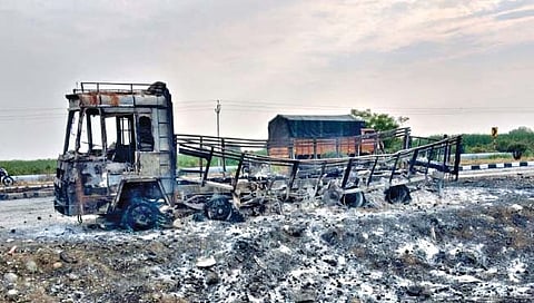 पुणे-सोलापूर महामार्गावर ‘द बर्निंग ट्रक’चा थरार