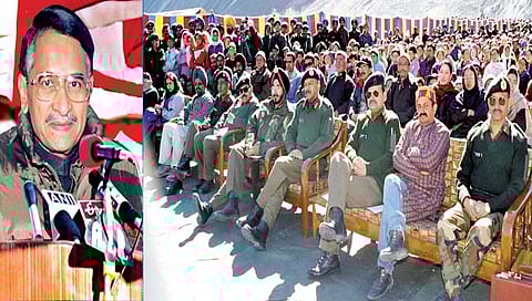 सियाचीन हॉस्पिटलच्या उद्घाटन समारंभात कृतज्ञता व्यक्त करताना मी. समोर उपस्थित लष्करी अधिकारी, जवान.