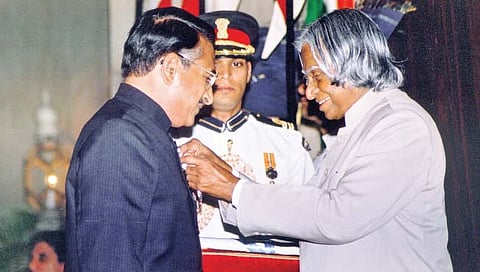 राष्ट्रपती भवनातील शानदार सोहळ्यात तत्कालीन राष्ट्रपती डॉ. ए. पी. जे. अब्दुल कलाम यांच्या हस्ते
मला पद्मश्री पुरस्कार प्रदान करण्यात आला, तो क्षण.