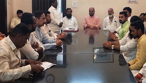 धुळे : शासकीय विश्रामगृहात धुळे आणि नंदुरबार जिल्हा शिवसेनेच्या पदाधिकाऱ्यांची आढावा बैठक राज्याचे ग्रामीण पाणीपुरवठा मंत्री गुलाबराव पाटील यांच्या उपस्थितीत पार पडली. यावेळी उपस्थित जिल्हाप्रमुख डॉक्टर तुळशीराम गावित, नंदुरबारचे आमशा पाडवी तसेच महानगरप्रमुख मनोज मोरे, सहसंपर्कप्रमुख महेश मिस्त्री, धीरज पाटील, डॉक्टर सुशिल महाजन, हिलाल माळी आदी.