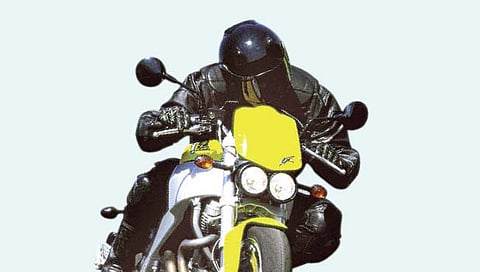 दुचाकीला हेल्मेटसक्ती कायद्यानेच