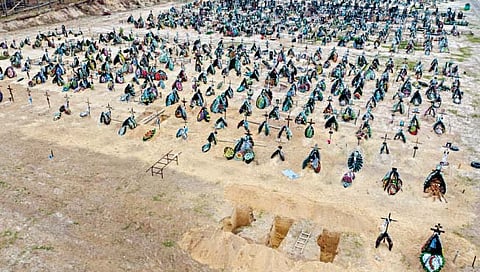 कीव्ह ः युक्रेनची राजधानी कीव्हमधील इरपिन भागातील स्मशानाचे हे छायाचित्र. युद्धस्थितीमुळे येथे आगामी काही दिवसांतील दफनविधीचीही पूर्वतयारी केली गेली आहे. (एपी फोटो)