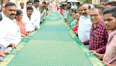 60 मीटर साडीवर 13 भाषांमध्ये 32 हजार ‘जय श्रीराम’!