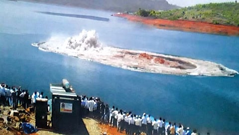 कोयनानगर : 25 एप्रिल 2012 रोजी झालेले दुसरे लेक टॅपिंग.