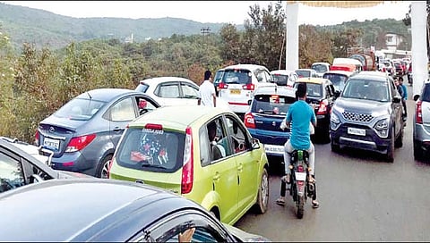 सातारा : महाबळेश्वरच्या वाहतूक कोंडीचे ग्रहण सुटेना