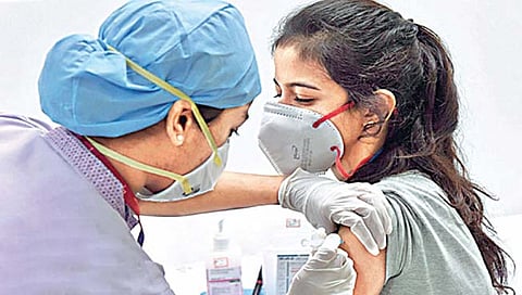 Covid Vaccine : mRNA कोरोना लस हृदय, रक्तवाहिन्यांवर परिणाम करत मृत्यूचा धोका वाढवते, अभ्यासातून आले समोर