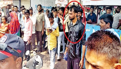 सातारा : ट्रॅफिक विरुद्ध युवकाचा स्टंट, पेटवून घेण्याचा प्रयत्न