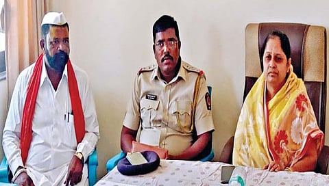 आरेवाडी : बिरोबा यात्रेच्या नियोजन बैठकीत बोलताना तहसीलदार बी. जी. गोरे. व्यासपीठावर आमदार सुमनताई पाटील आदी.