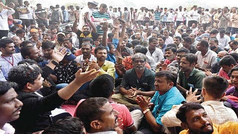 अफवांमुळे बिथरले एसटी कर्मचारी !