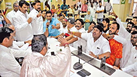 सांगली महापालिका महासभेमध्ये गदारोळ : महापौरांना घेराव