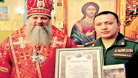 ऑर्थोडॉक्स चर्चच्या फादरसह रशियन कमांडर अझात्बेक ओमुरबेकोव्ह.