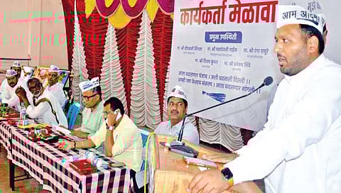 सांगली ः आपच्या मेळाव्यात मार्गदर्शन करताना राज्याचे प्रभारी दीपक सिंगला.