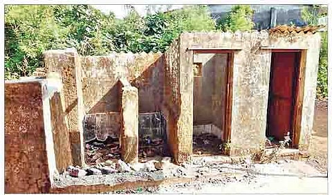 शाळांमधील नादुरुस्त स्वच्छतागृहांमुळे विद्यार्थ्यांची गैरसोय होत आहे.
