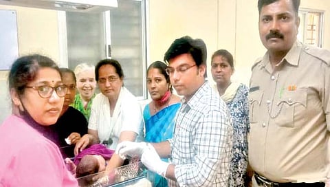 कर्नाटक : दोन दिवसांचे अर्भक रस्त्यावर; निष्ठुर जन्मदात्यांकडून माणुसकीला काळिमा फासणारी घटना