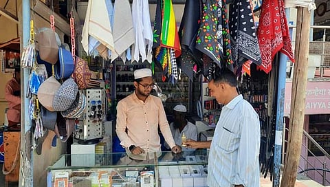 बीड : अत्तर, सुरम्याचा भाव वाढला