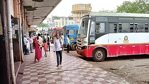 मालेगाव : शहरातील नव्या बसस्थानकातील फलाटावर बसेस ये-जा करू लागल्याने प्रवाशांची गर्दीही होऊ लागली आहे.