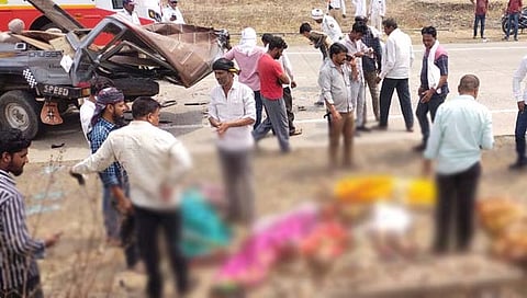 काळाचा घाला! अंबेजोगाई जवळ ट्रक-क्रूझरचा भीषण अपघात, ८ जण जागीच ठार