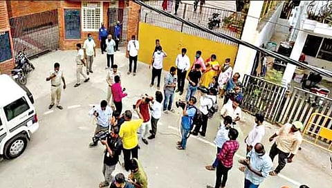 बंगळूर : सेंट व्हिन्सेंट शाळेत तपास करताना पोलिस अधिकारी. घटनास्थळी जमलेले प्रसारमाध्यम प्रतिनिधी व इतर.