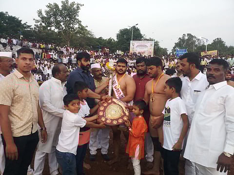 भोसरी यात्रेत रंगला कुस्त्यांचा आखाडा