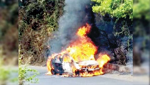 पसरणी घाटात कार जळून खाक झाली.