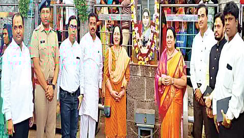 रंगमहालाच्या डागडुजीसाठी मंजुर निधी मंदिराकडे वर्ग करण्याबाबत कार्यवाहीचे निर्देश देतांना डॉ. निलम गो-हे. समवेत उपस्थित सुभाष पवार, जेहलम जोशी, तहसीलदार प्रदीप पाटील, ओम बाहेती, भारती जाधव.