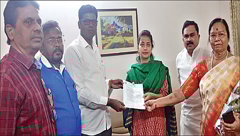 नाशिक : अनुसूचित जाती कल्याण समितीच्या अध्यक्षा आमदार प्रणिती शिंदे यांना निवेदन देताना काँग्रेस अनुसूचित जाती विभागाचे पदाधिकारी.