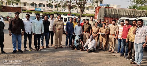 पकडलेल्या दोघा दरोडेखोरांसह इंदापूर पोलिसांचे पथक