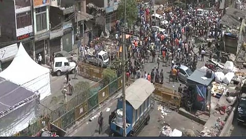 दिल्लीतील जहांगीरपुरी परिसरातील अनाधिकृत बांधकामावर बुलडोझर फिरवला