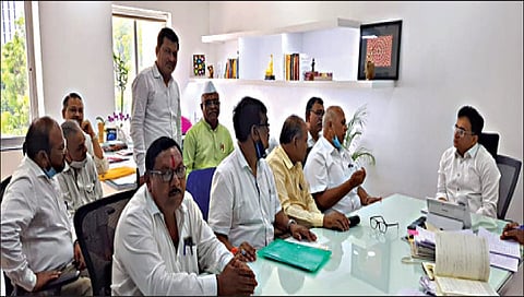 मुंबई : अन्न व पुरवठा विभागाचे सचिव विजय वाघमारे यांच्याशी विविध विषयांवर चर्चा करताना रेशन दुुकानदार संघटनेचे पदाधिकारी.