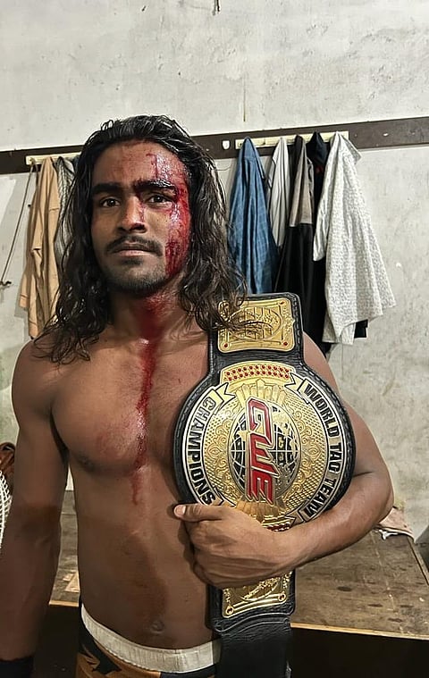 सीडब्लूईचा मानकरी झालेला फकीर भंडारी बेल्टसह.