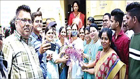 लासलगाव : येथील रेल्वेस्थानकावर गोदावरी एक्स्प्रेसचे स्वागत करताना केंद्रीय राज्यमंत्री डॉ. भारती पवार. समवेत
जि. प. सदस्य डी. के. जगताप, सभापती सुवर्णा जगताप आदी.