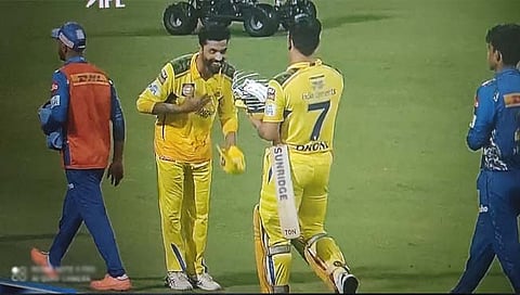 MI vs CSK : अन् जडेजा बेस्ट फिनिशर धोनीसमोर झुकला, तर रैना म्हणाला…