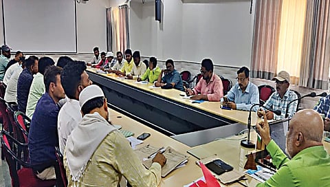 मालेगाव : रमजान ईद सणाच्या पार्श्वभूमीवर विभागप्रमुखांना सूचना करताना उपआयुक्त राजू खैरनार.